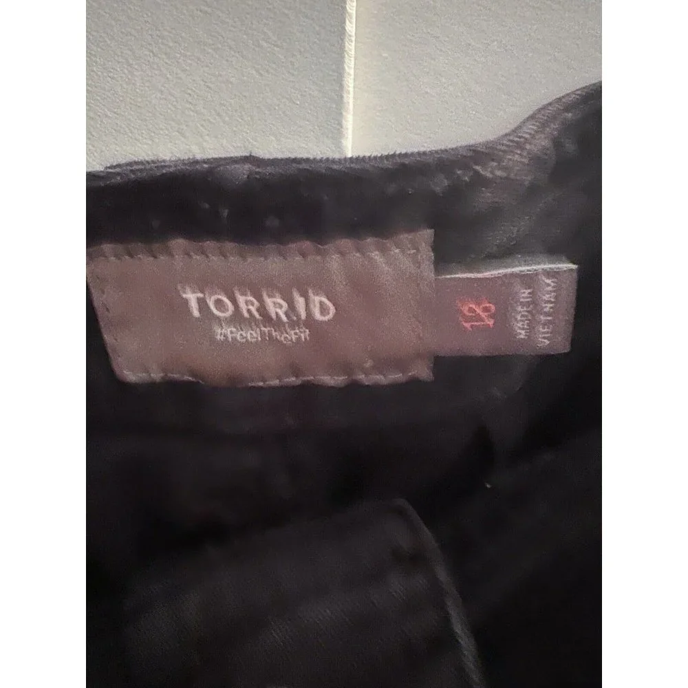 Torrid Shorts 18 Feel the Fit Black Denim Jeans Rolled Cuff Mid Rise Stretch - Picture 3 of 5